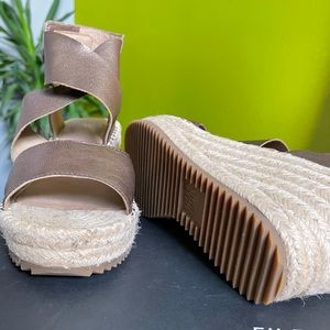 In box low wedges worn once